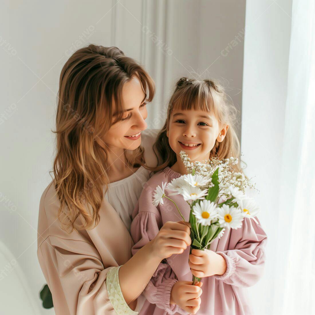Mãe e filha sorrindo com flores