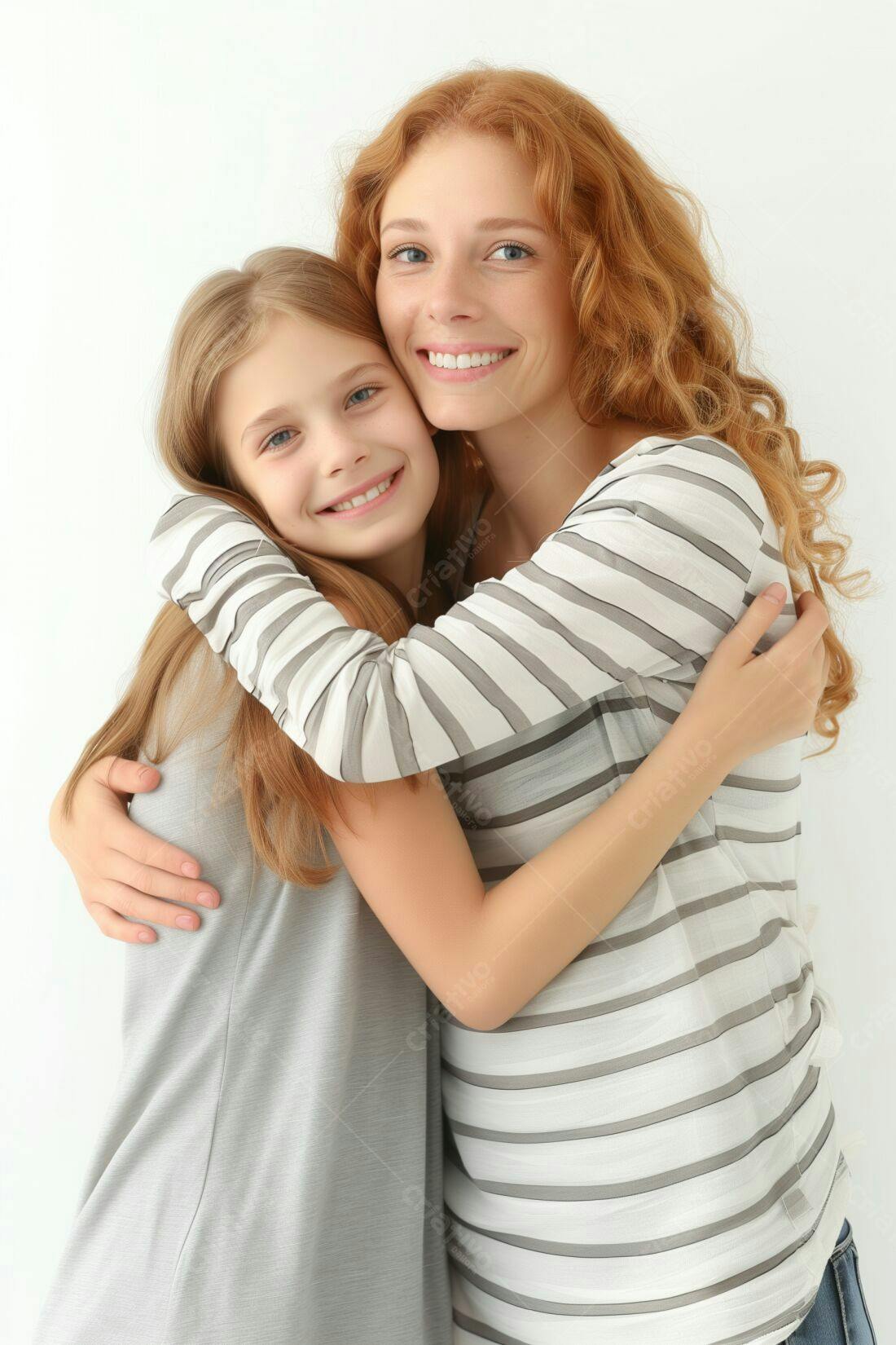 Mãe e filha abraçadas fundo branco