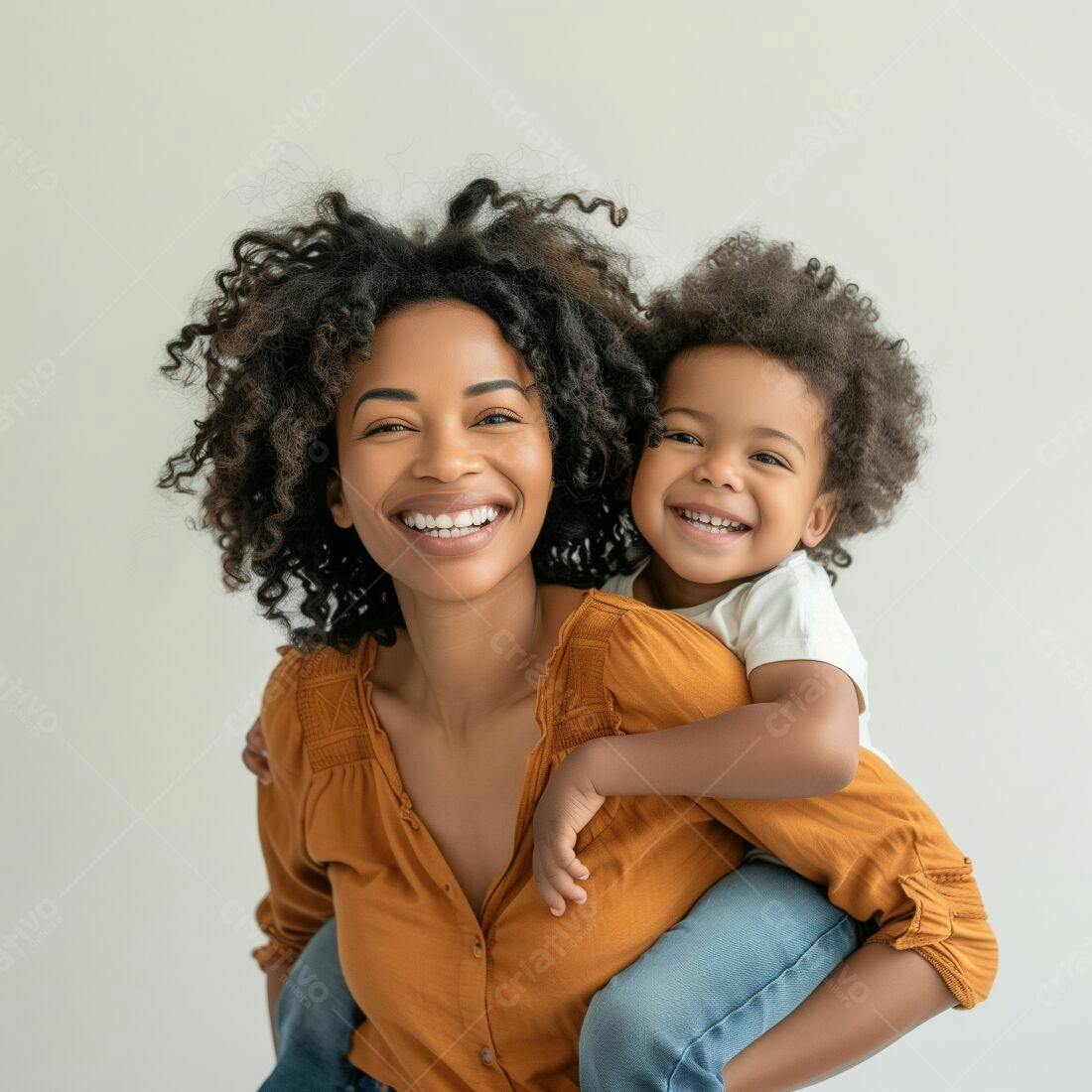 Mãe e filha negra sorrindo juntas