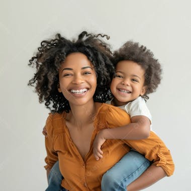 Uma mãe com o seu filho abraçado, felizes e sorrindo