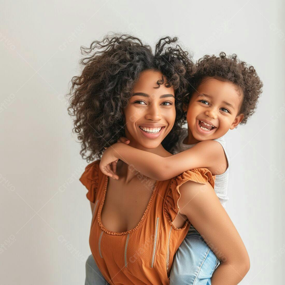 Mãe e filho sorrindo fundo branco
