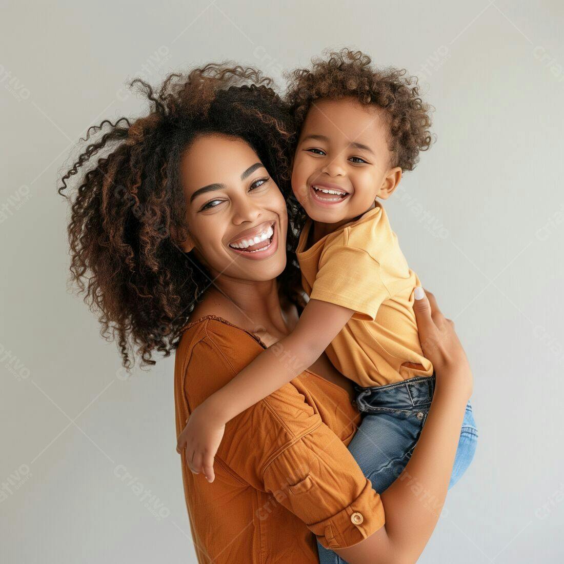 Mãe e filho sorrindo fundo cinza