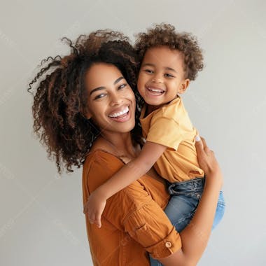 Uma mãe com o seu filho abraçado, felizes e sorrindo