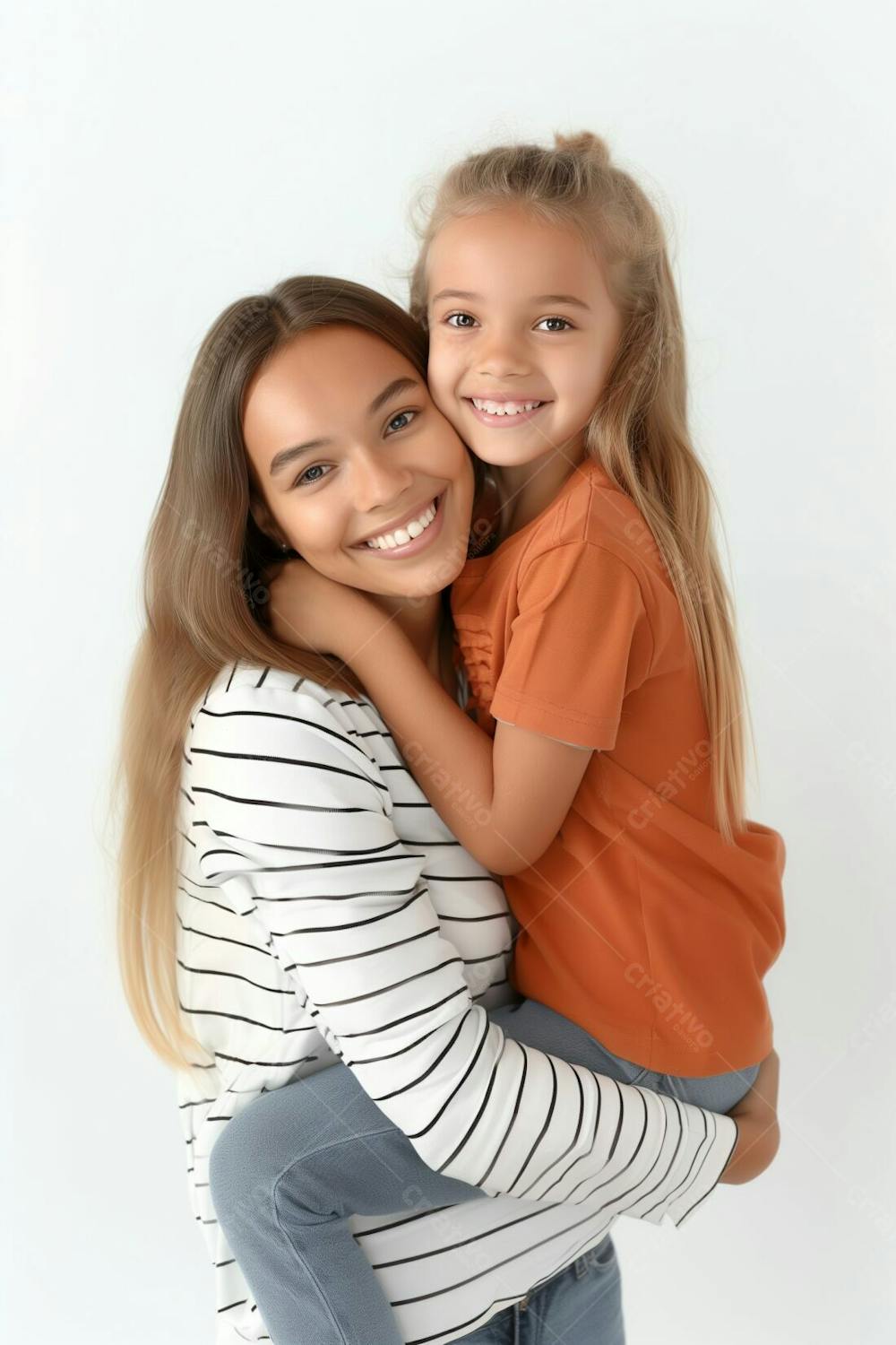 Uma Mãe Morena Com A Sua Filha Abraçada