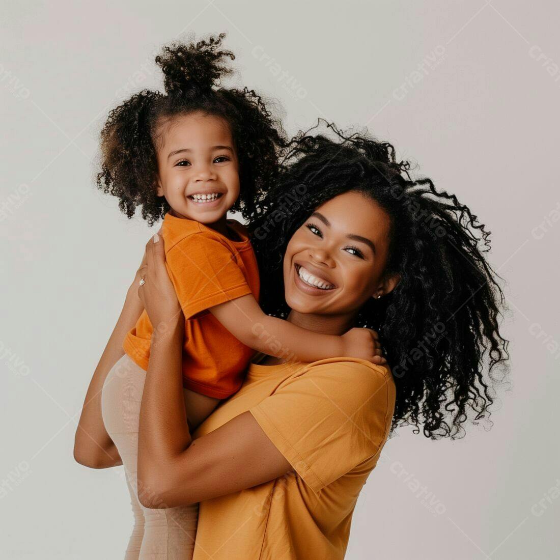 Mãe e filha sorrindo em tom laranja