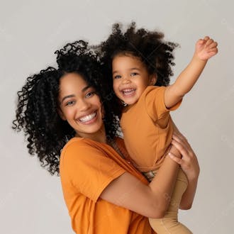 Mãe negra com a sua filha no colo, felizes, sorriso no rosto