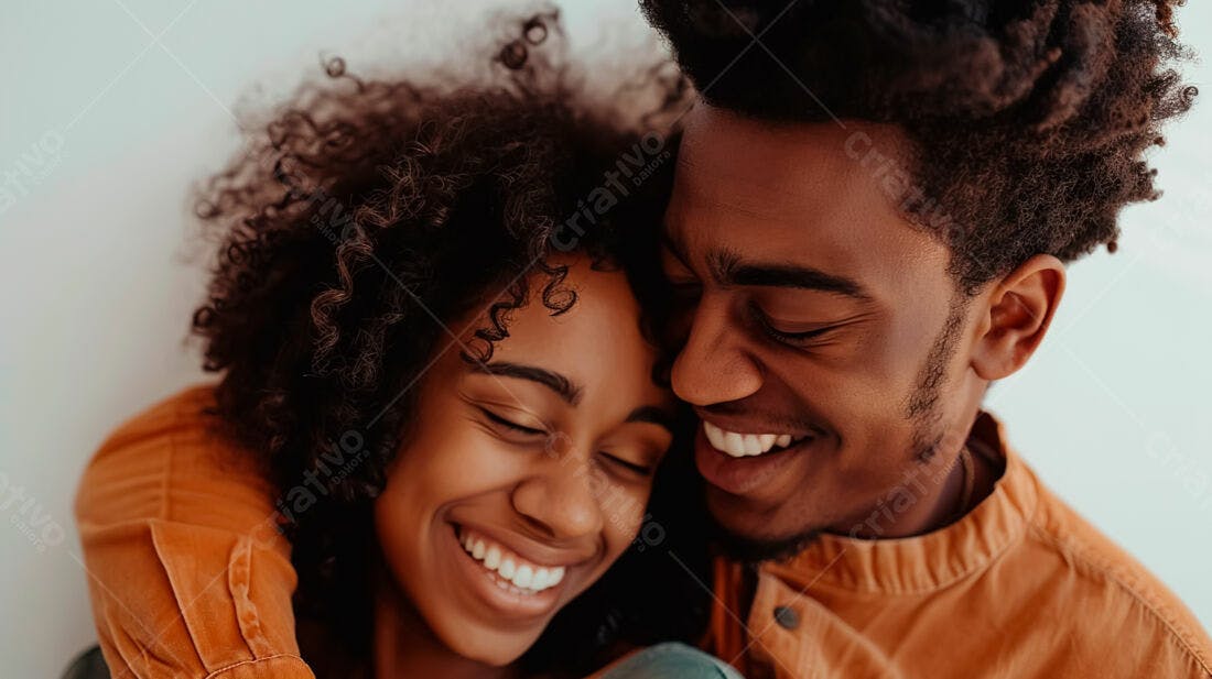 Casal negro feliz abraçado em tons terrosos