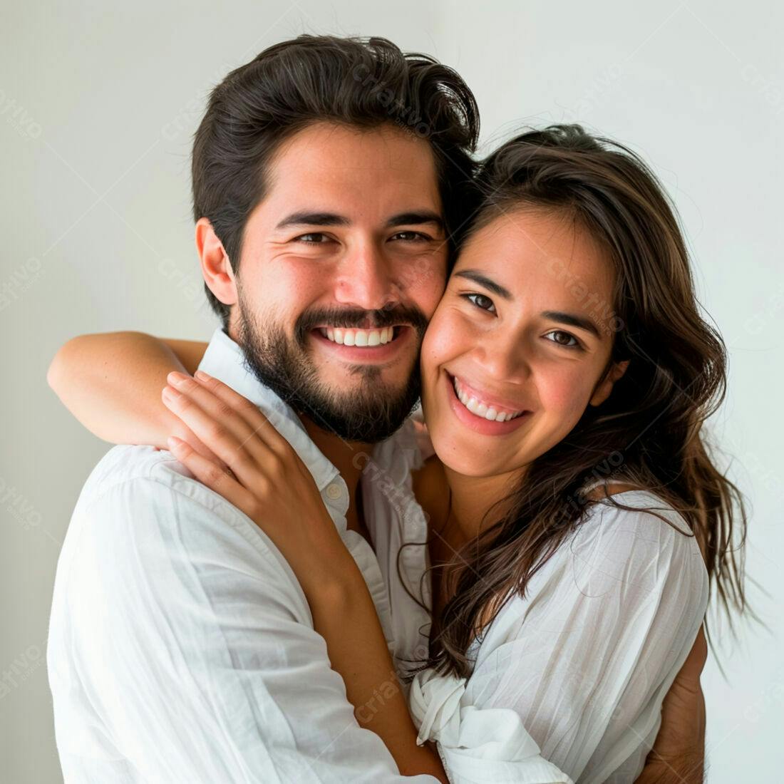 Casal abraçado sorrindo fundo branco