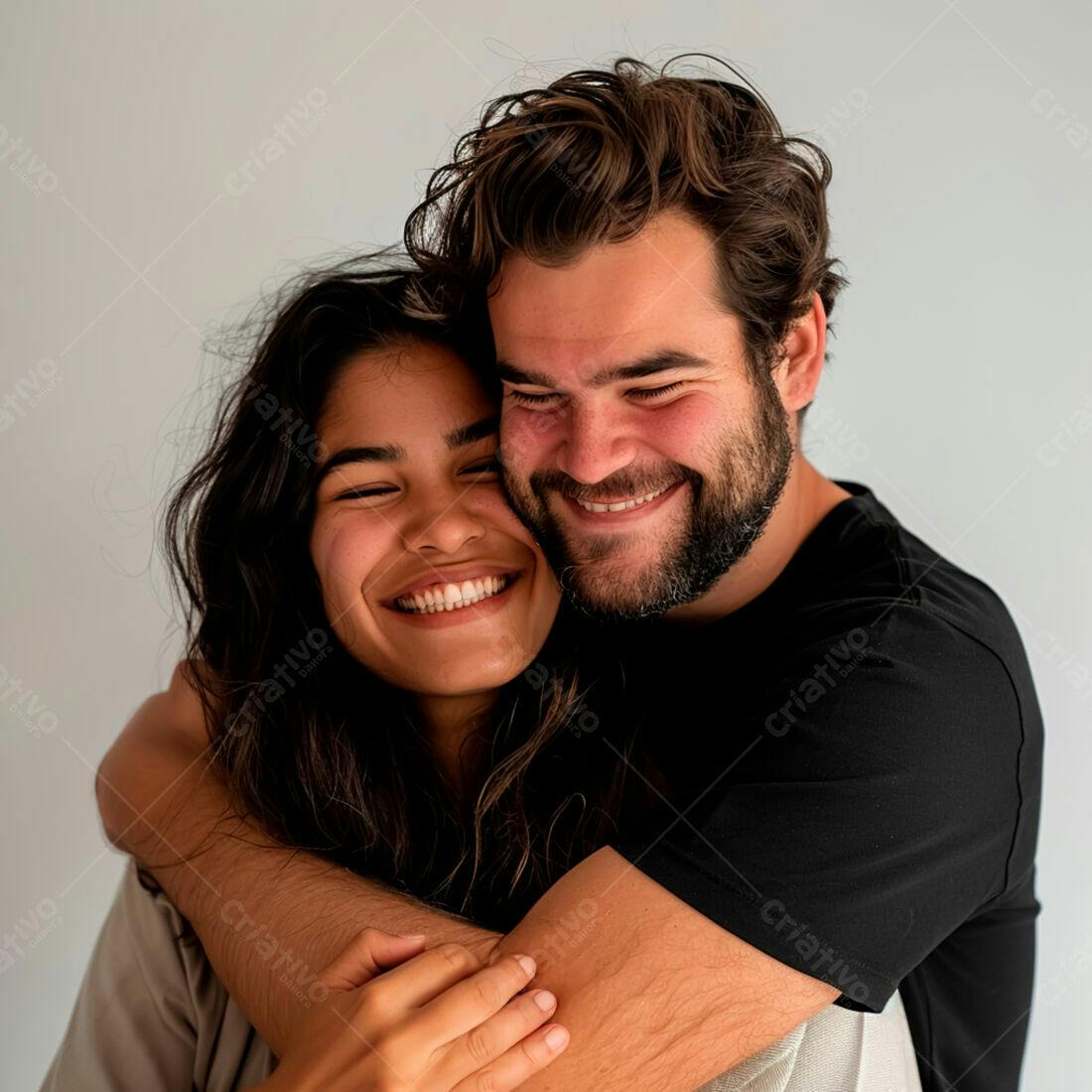 Casal abraçado sorrindo fundo neutro