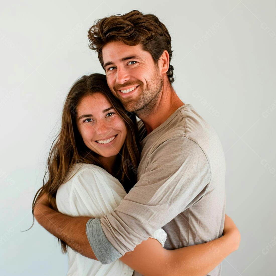 Casal abraçado sorrindo fundo branco