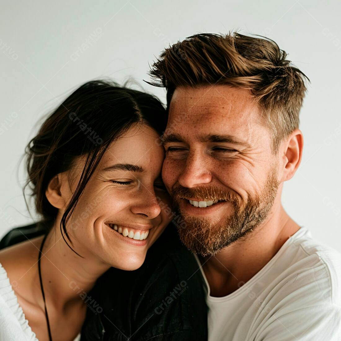 Casal apaixonado sorrindo abraçados