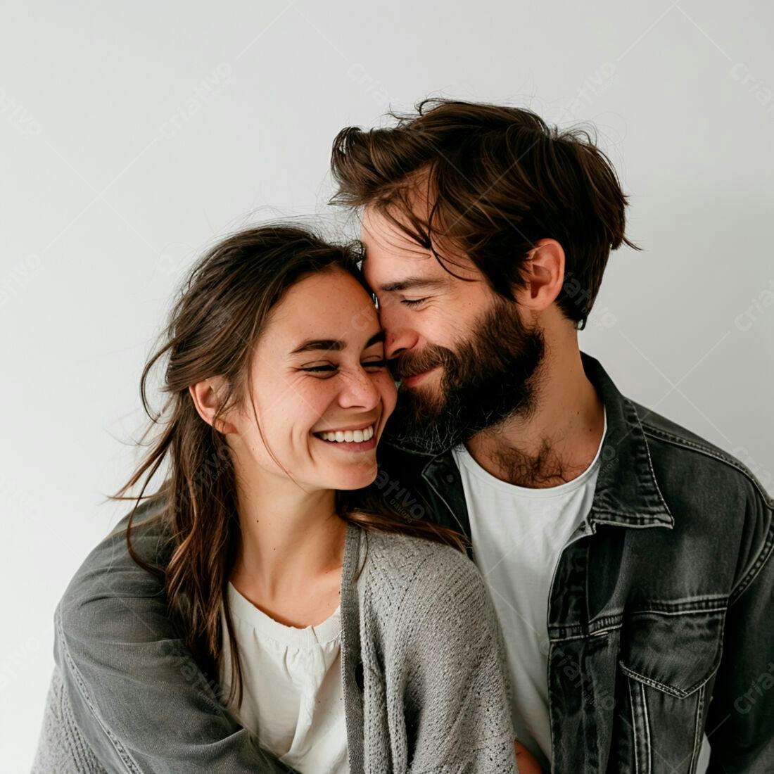 Casal apaixonado sorrindo fundo branco