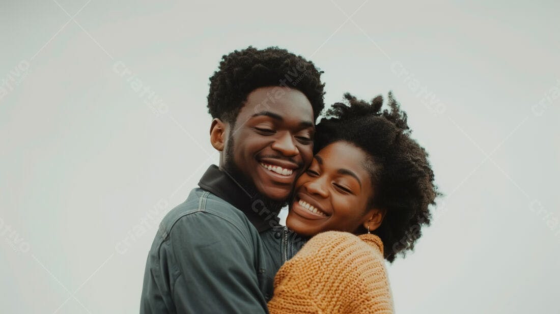 Casal negro abraçado sorrindo ao ar livre