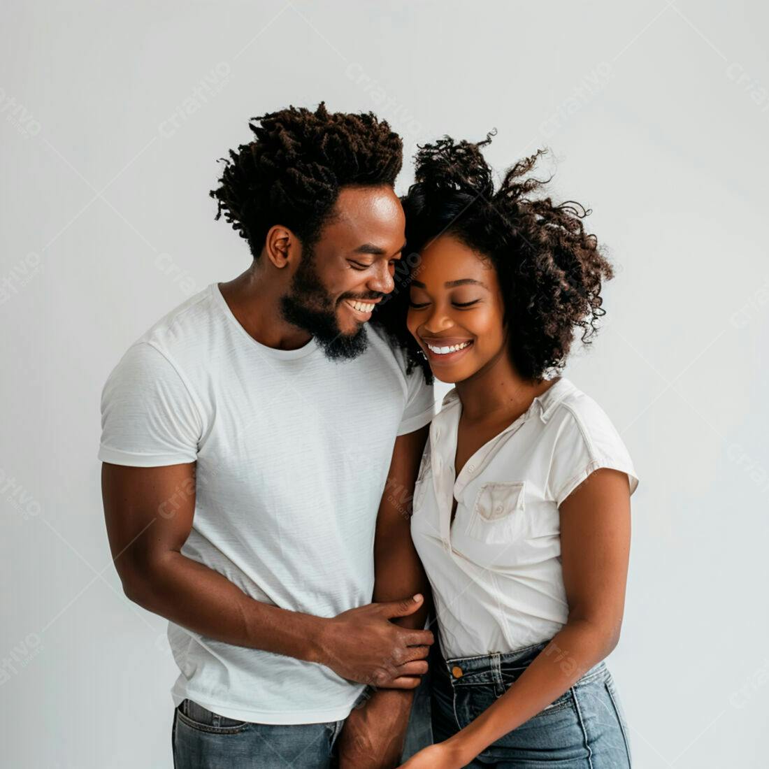 Casal negro apaixonado sorrindo juntos