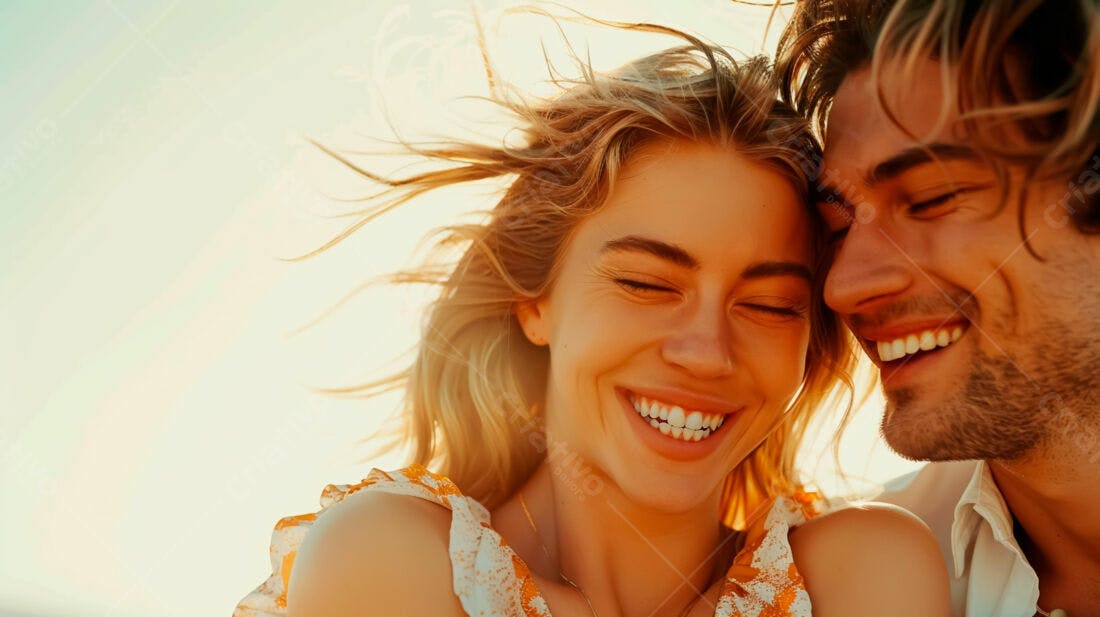 Casal apaixonado sorrindo ao pôr do sol