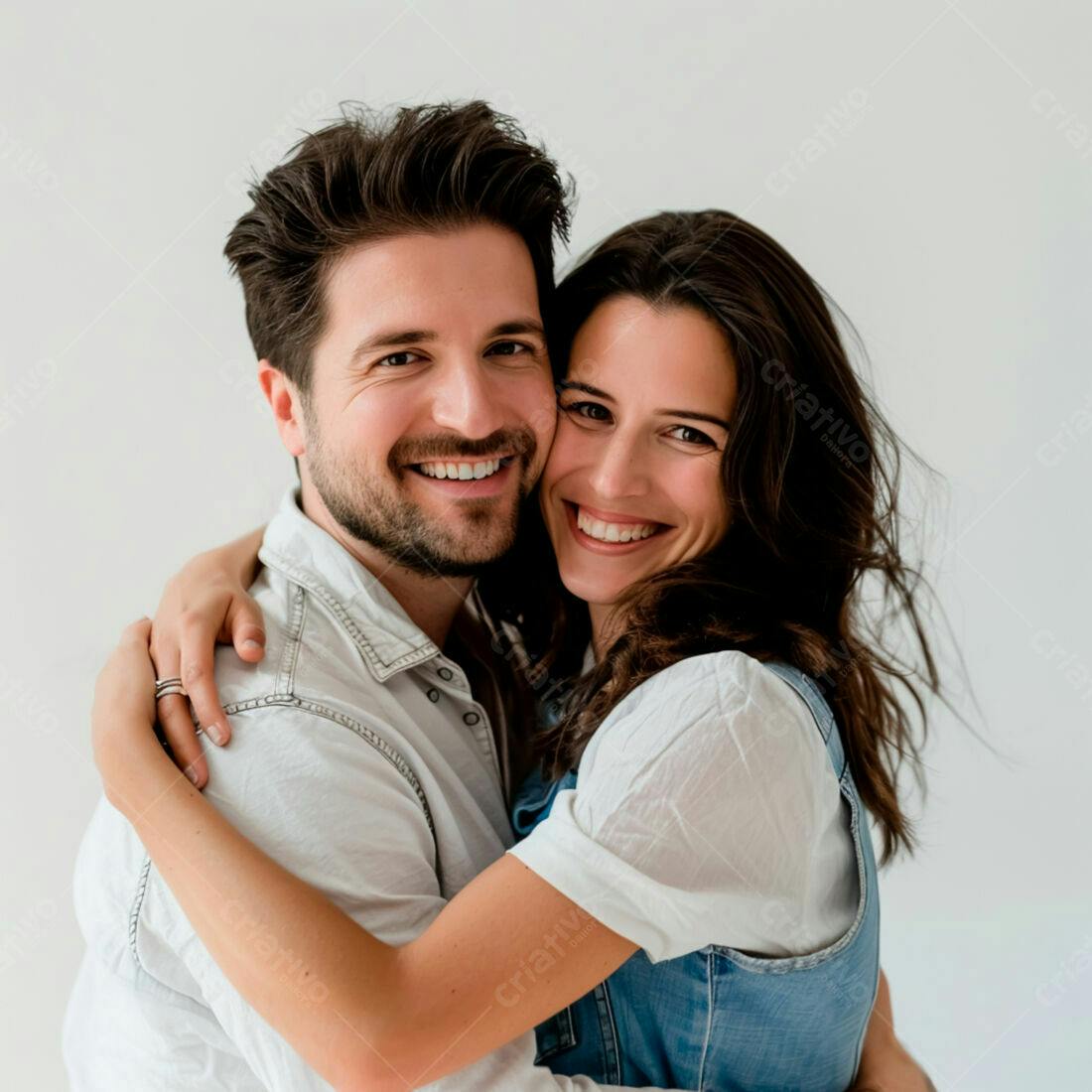 Casal abraçado sorrindo fundo branco
