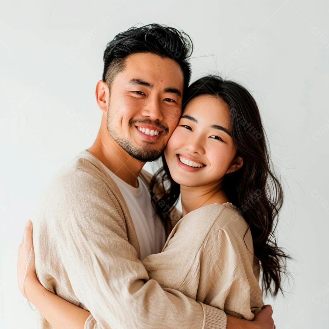 Casal asiático abraçado fundo branco