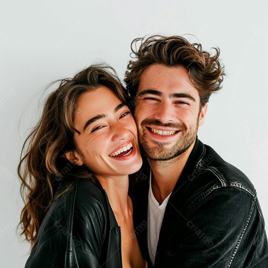 Casal apaixonado sorrindo fundo branco