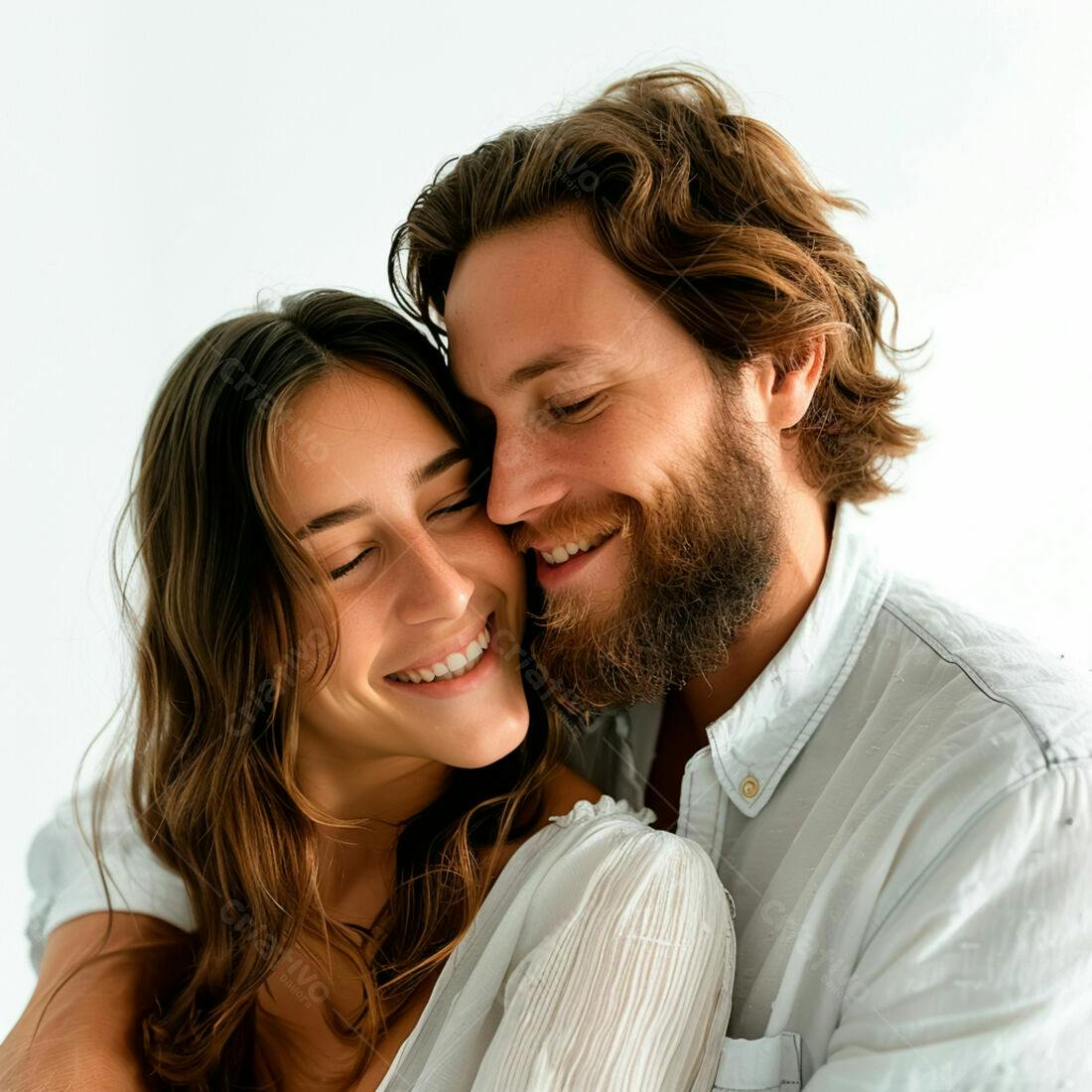 Casal apaixonado abraçado sorrindo fundo branco