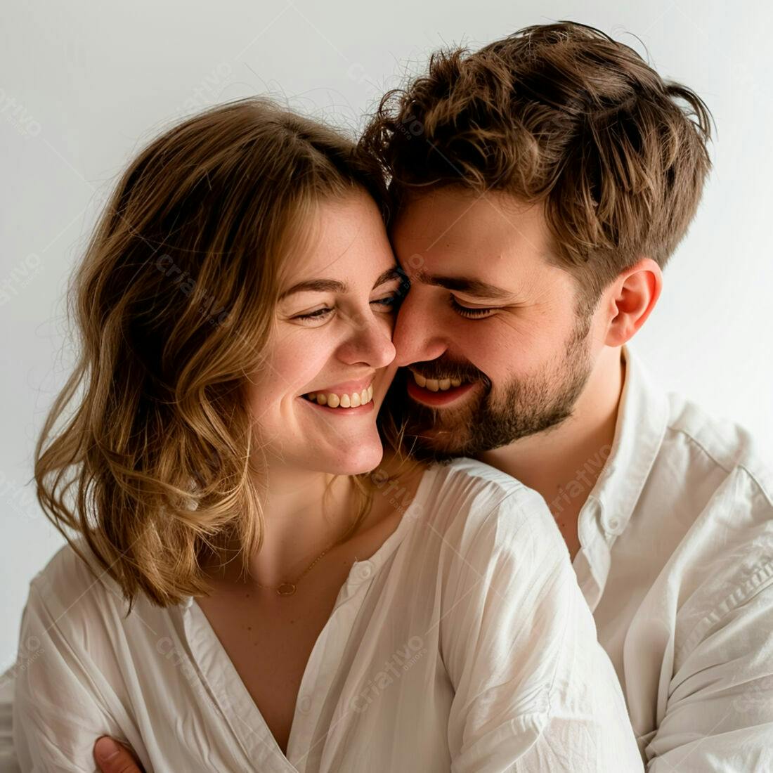 Casal apaixonado sorrindo abraçados