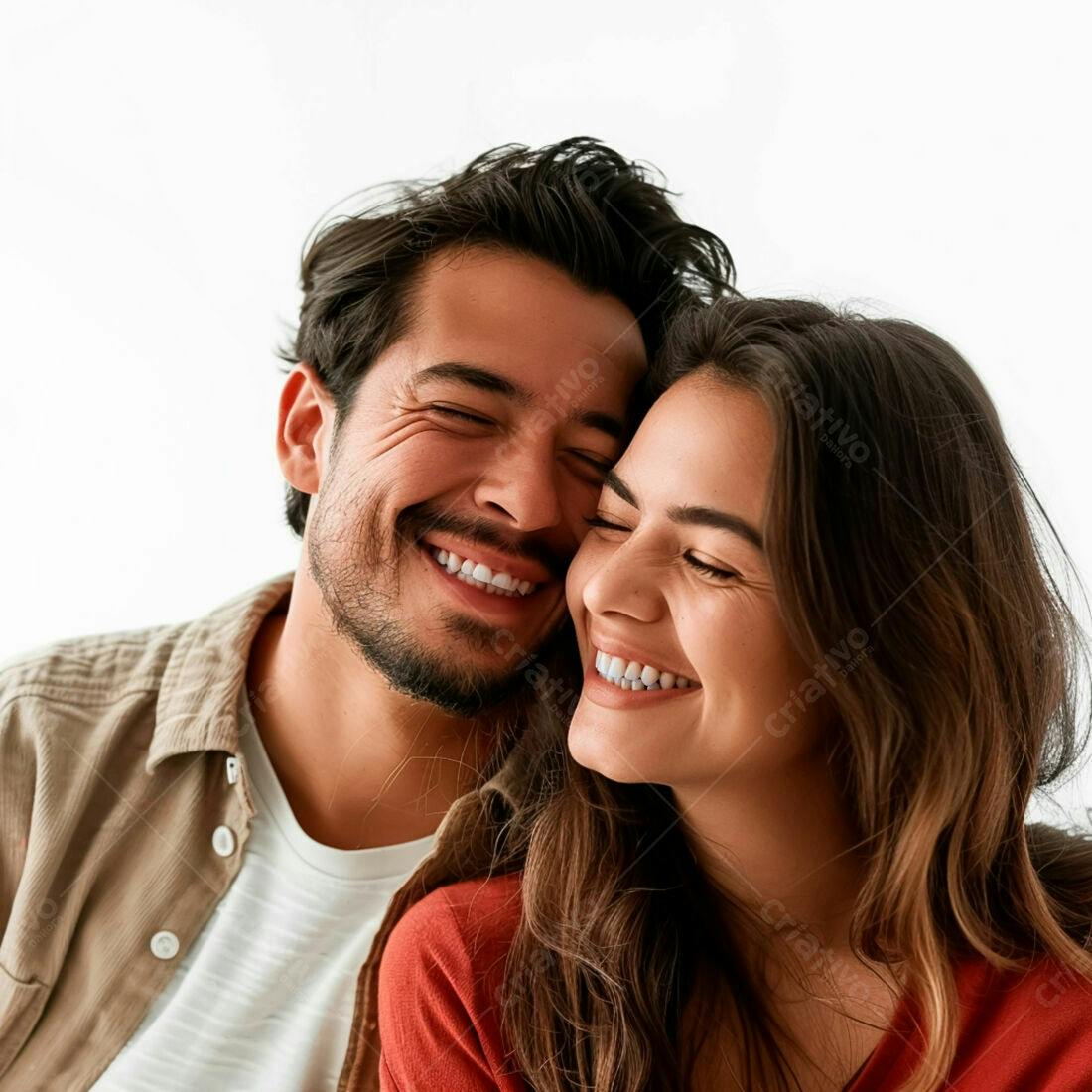 Casal apaixonado sorrindo fundo branco