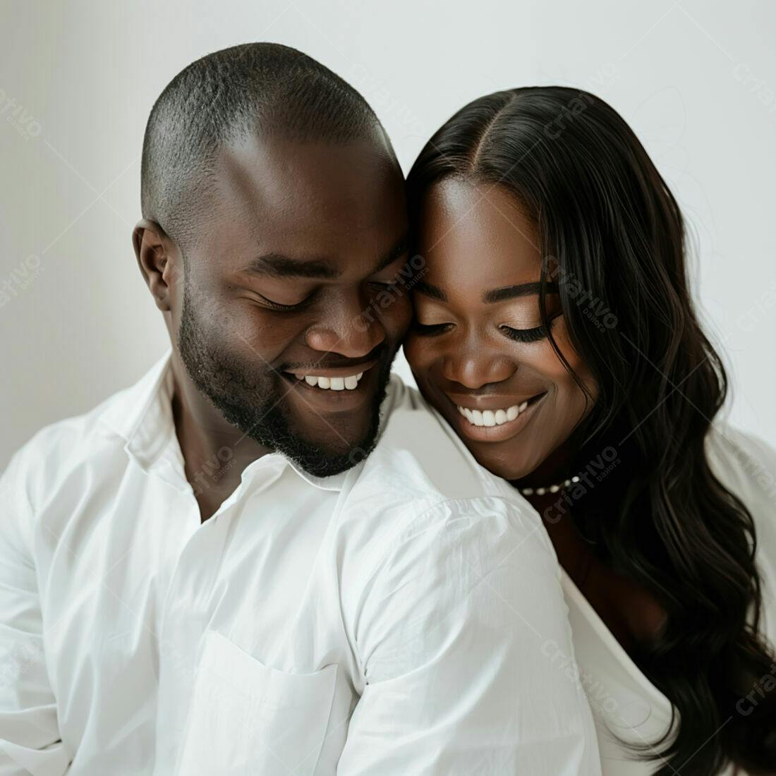 Casal negro feliz abraçado fundo branco