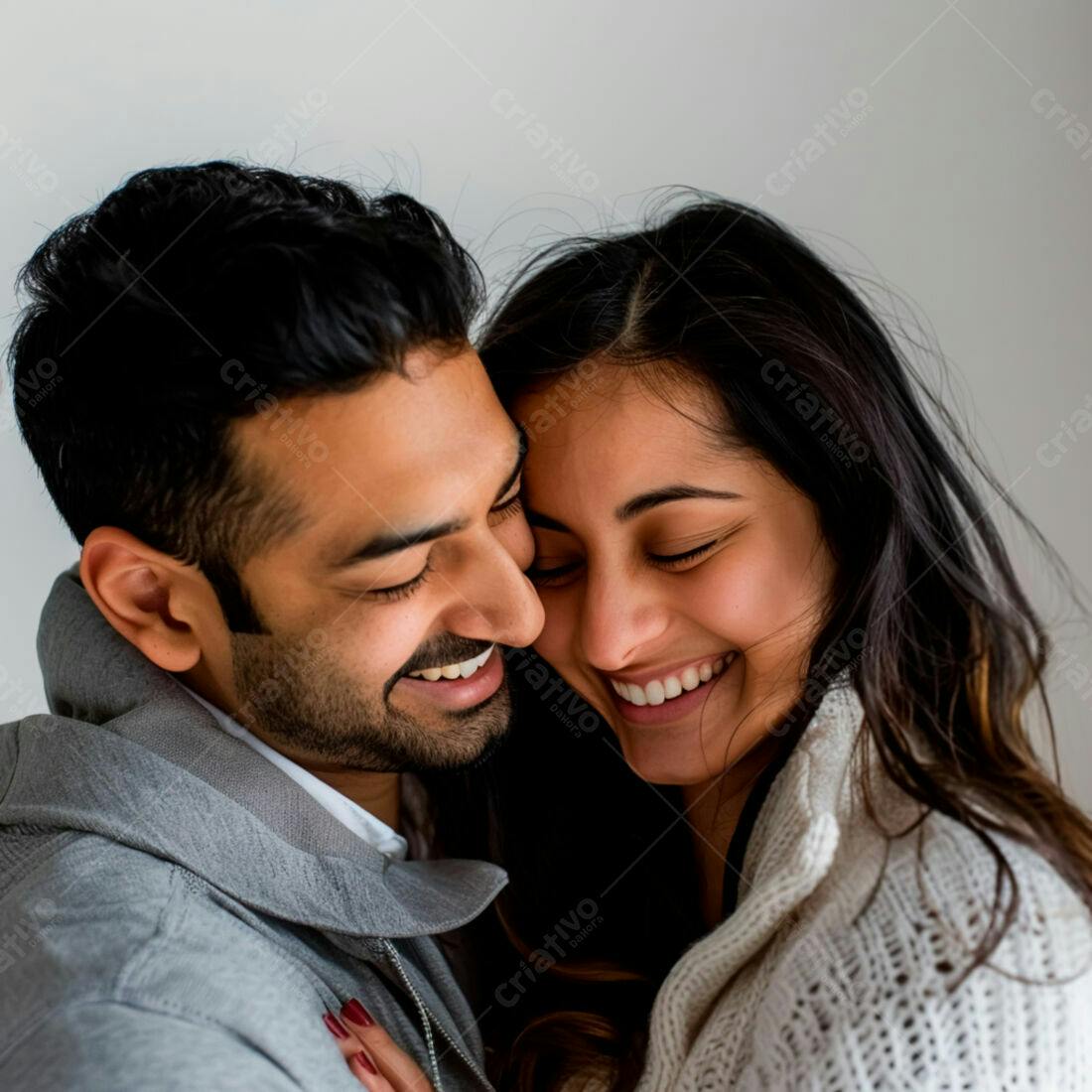 Casal apaixonado sorrindo abraçados