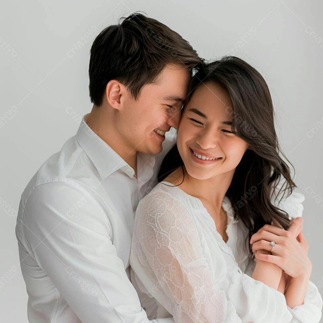 Casal asiático abraçando fundo branco