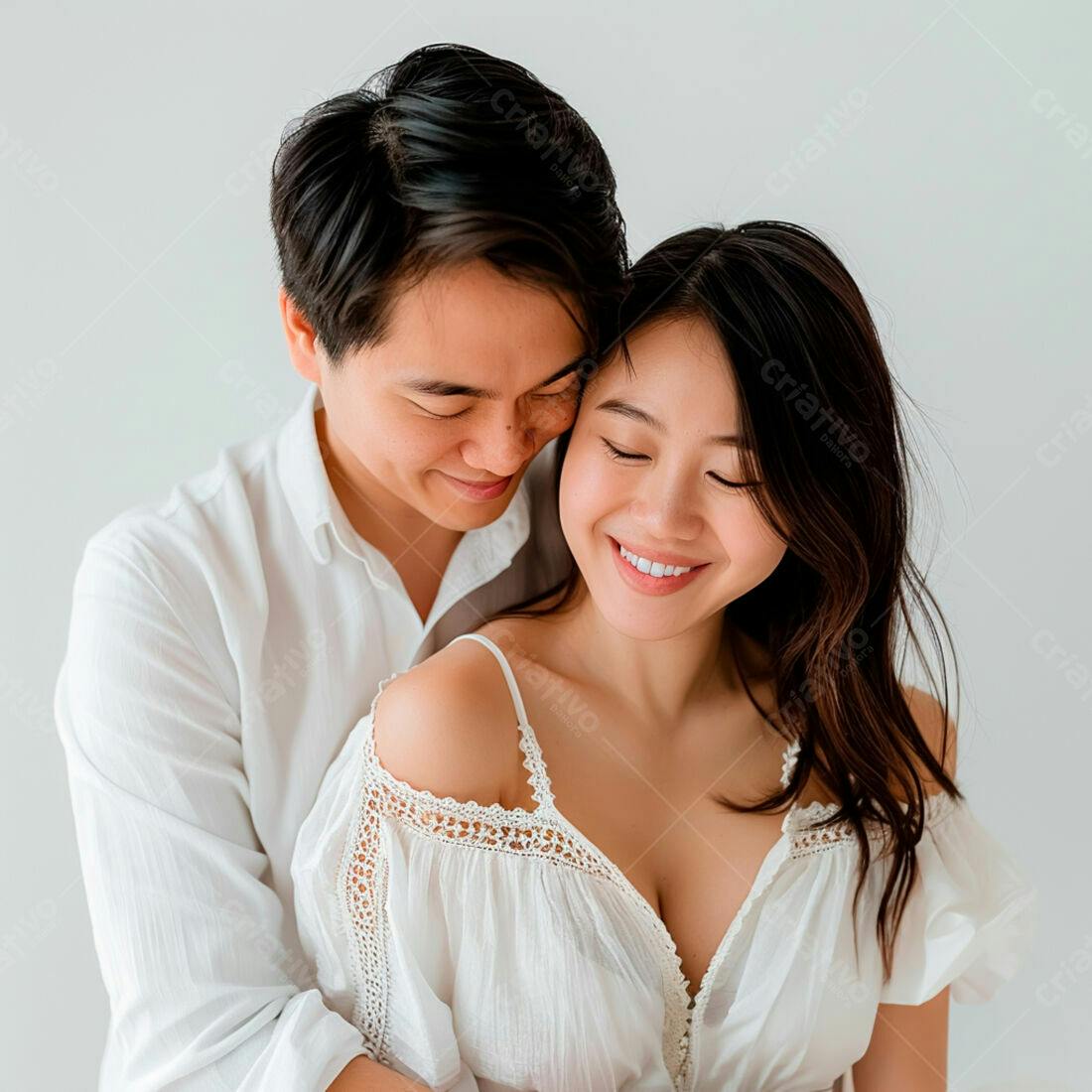 Casal asiático abraçado em estúdio branco