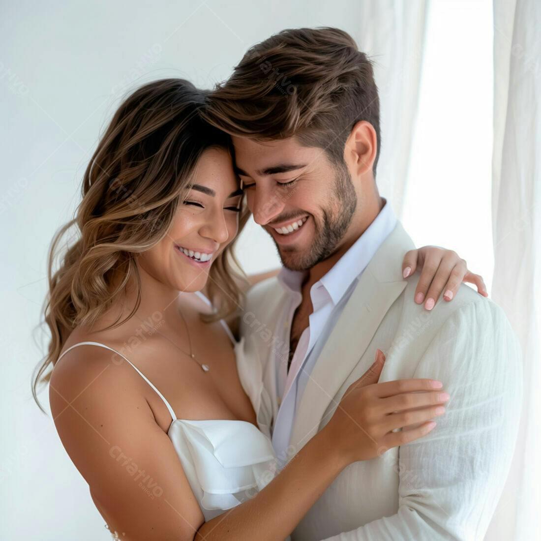 Casal apaixonado sorrindo abraçados em tons claros