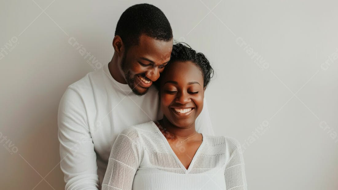 Casal negro sorrindo abraçados fundo neutro