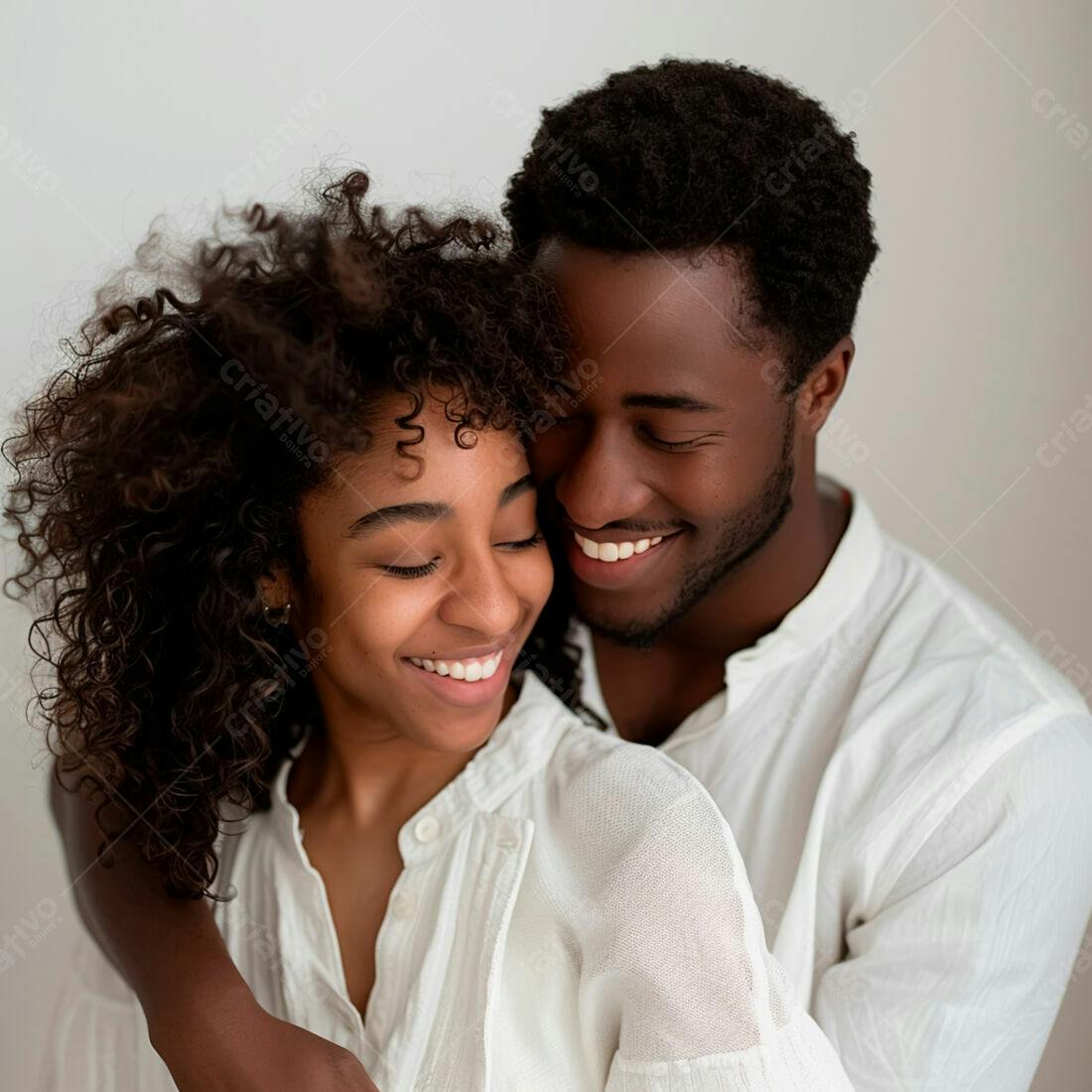 Casal negro abraçado sorrindo