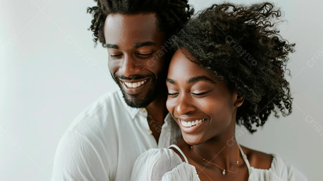 Casal negro sorrindo abraçados fundo claro
