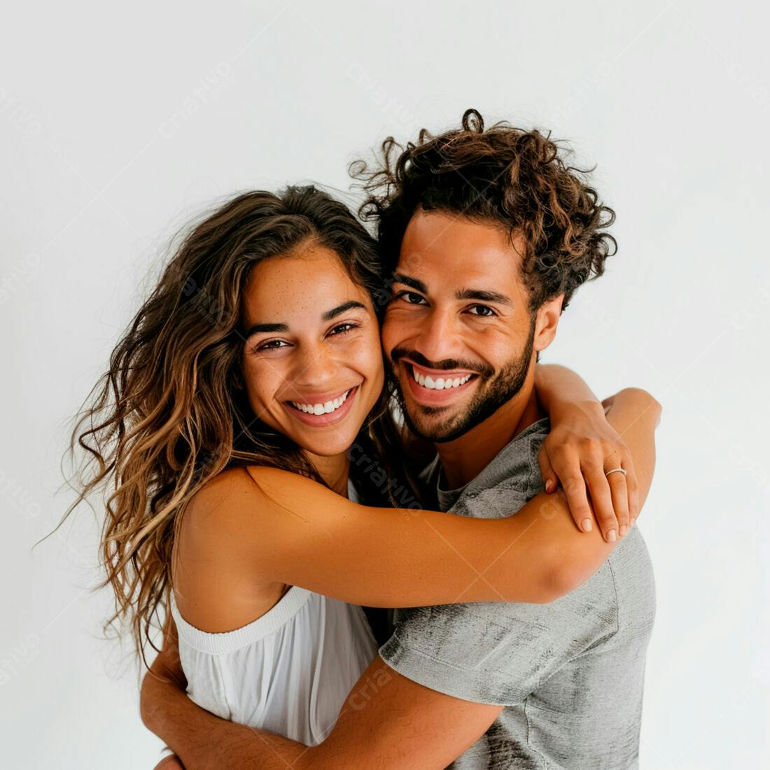 Casal abraçado sorrindo fundo branco
