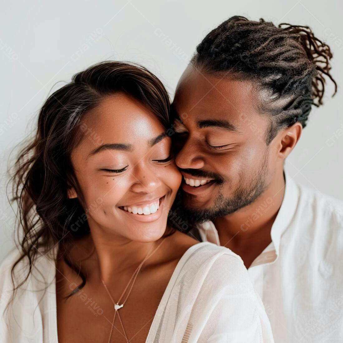 Casal apaixonado sorrindo abraçados