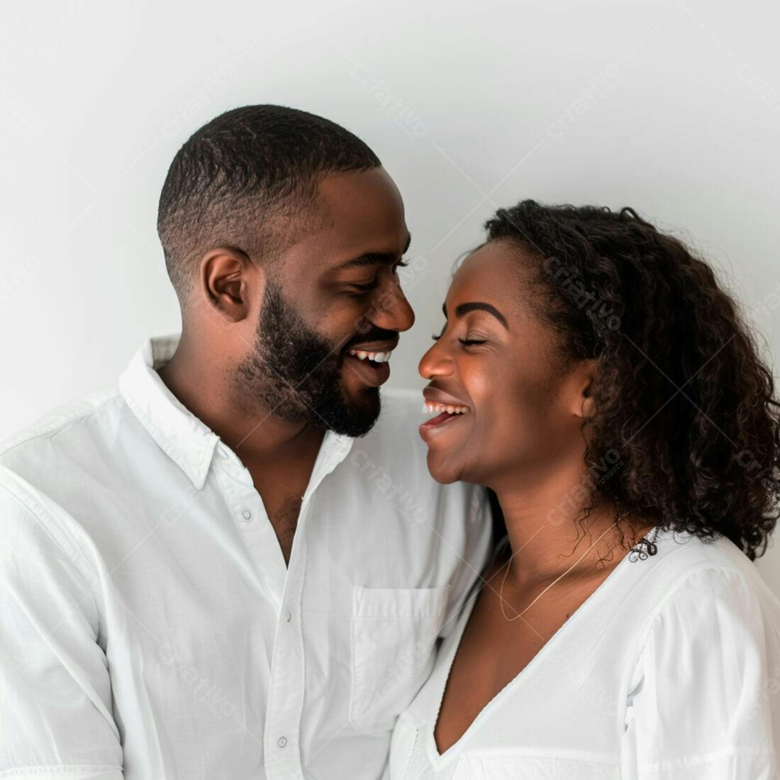 Casal negro apaixonado sorrindo juntos