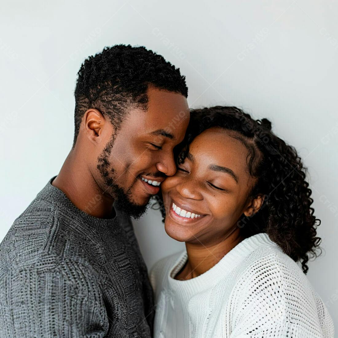 Casal afro-americano apaixonado sorrindo