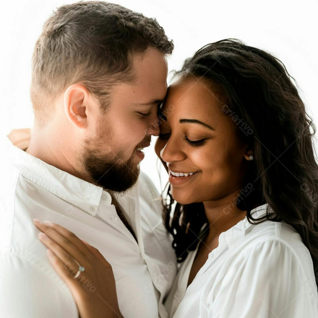 Casal apaixonado em abraço íntimo