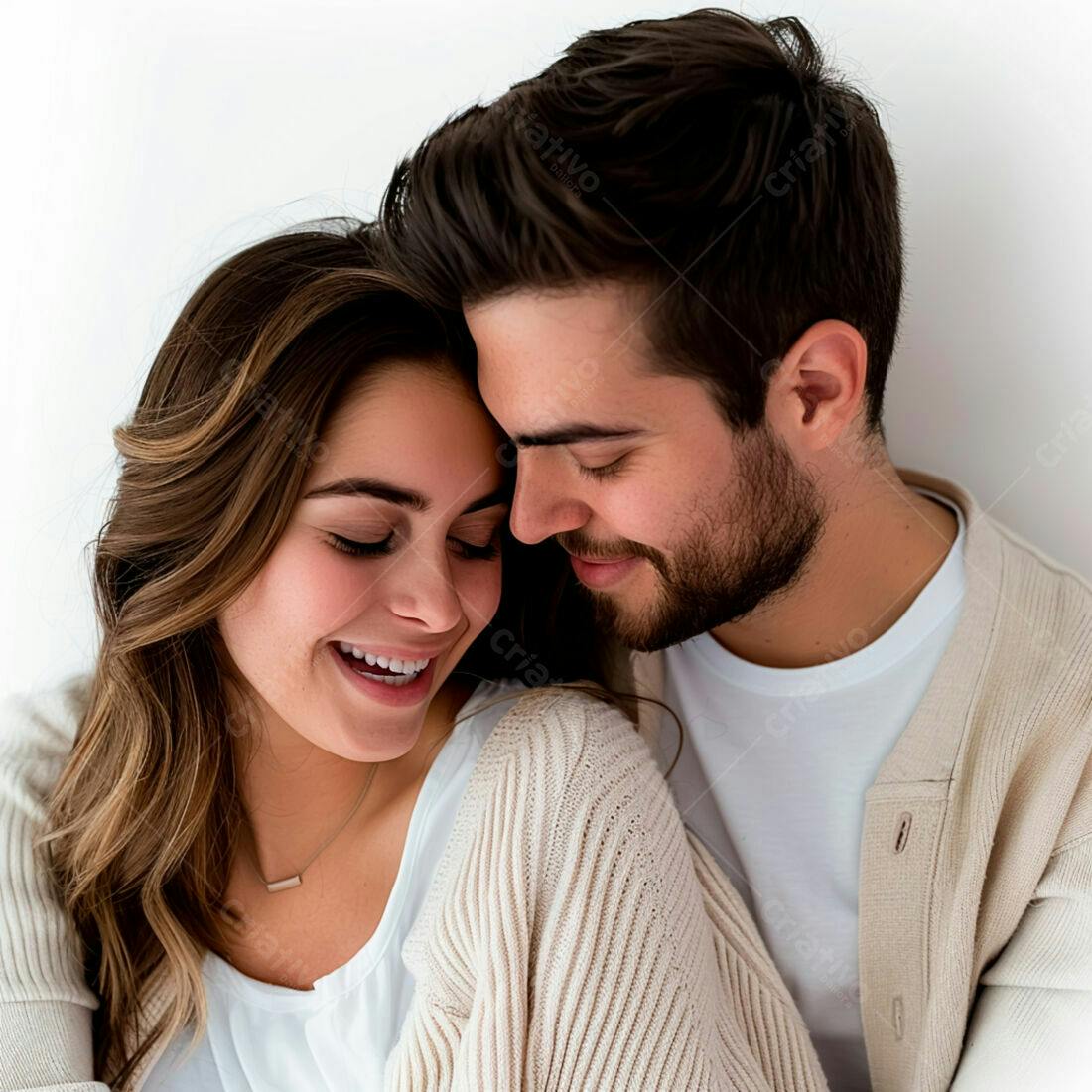 Casal apaixonado em abraço íntimo