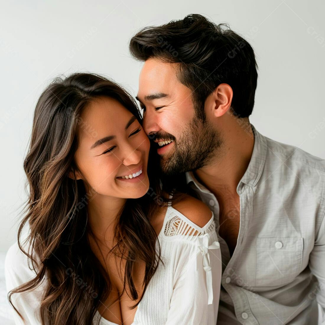 Casal asiático sorrindo abraçados