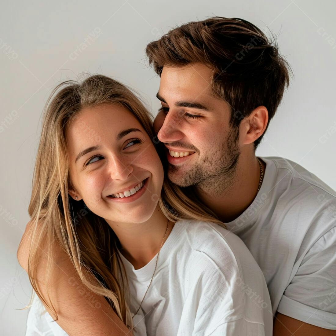 Casal abraçado sorrindo fundo branco