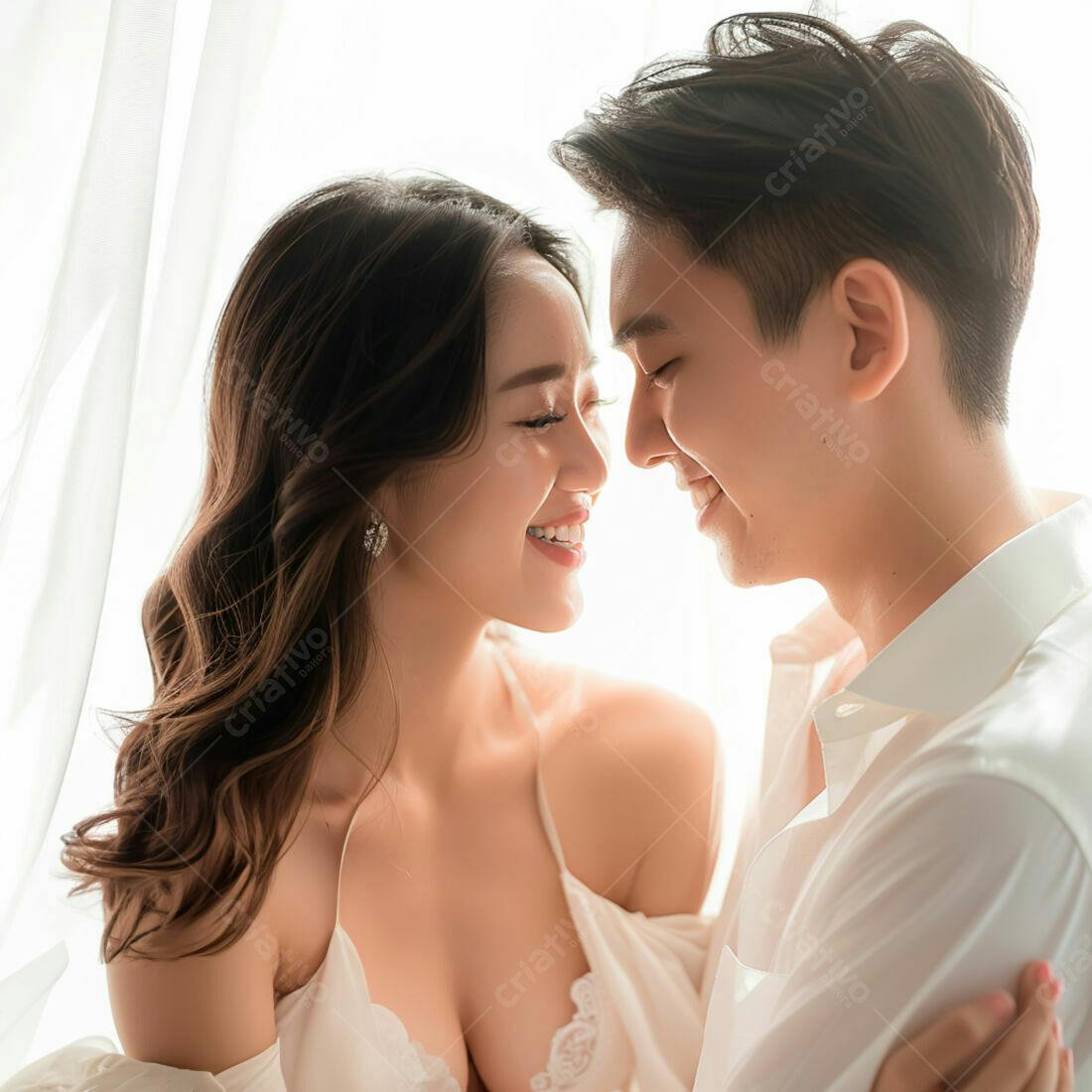 Casal apaixonado sorrindo perto da janela