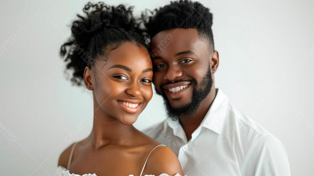 Casal negro sorridente retrato estúdio