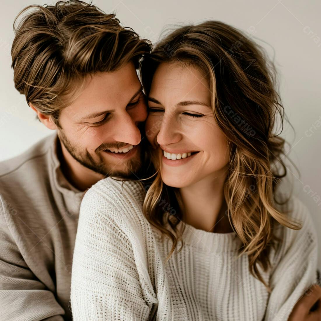 Casal apaixonado sorrindo abraço íntimo