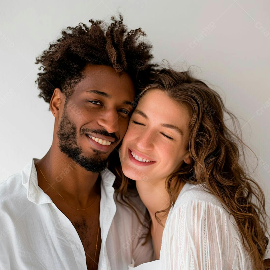 Casal feliz abraçado fundo branco