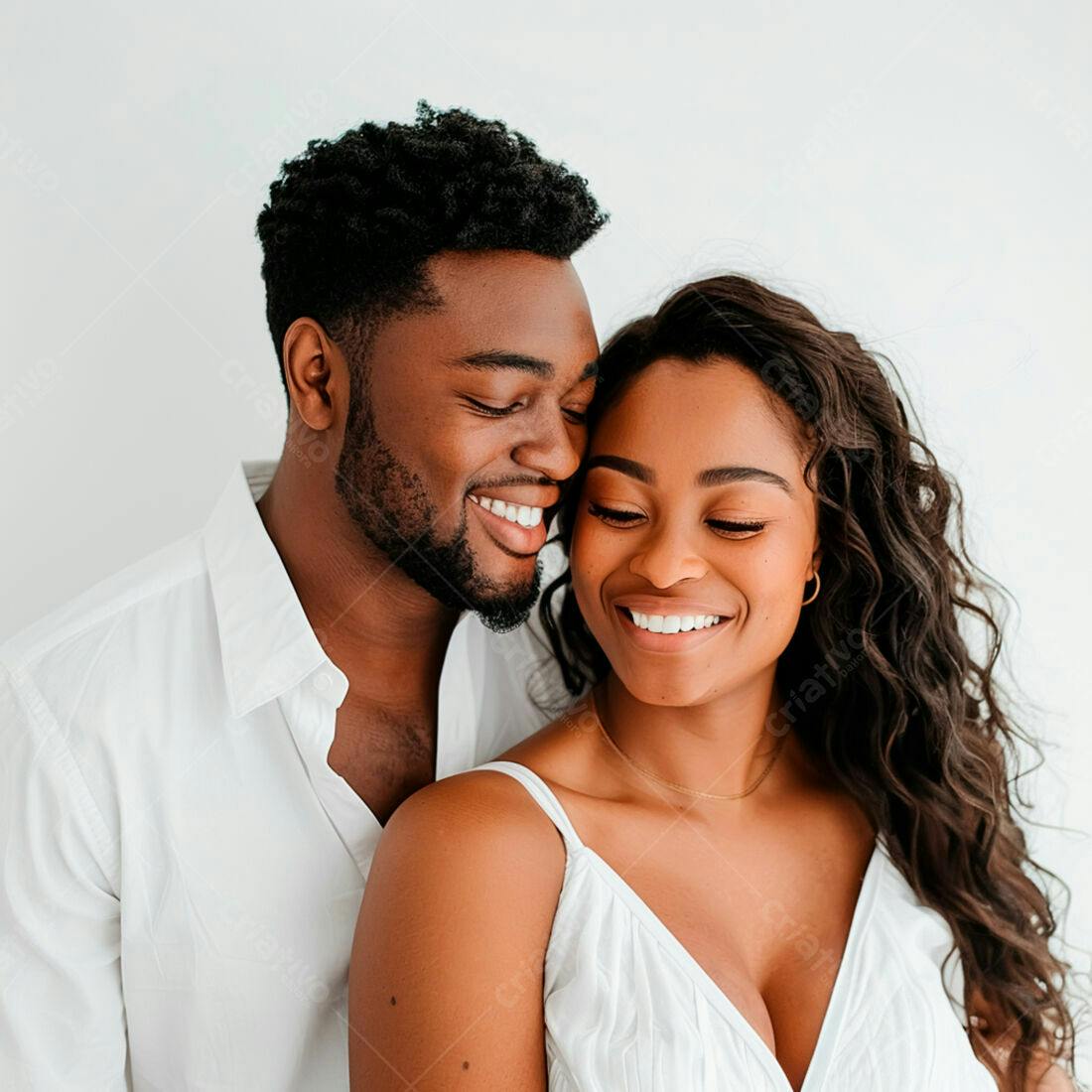 Casal negro apaixonado em estúdio branco