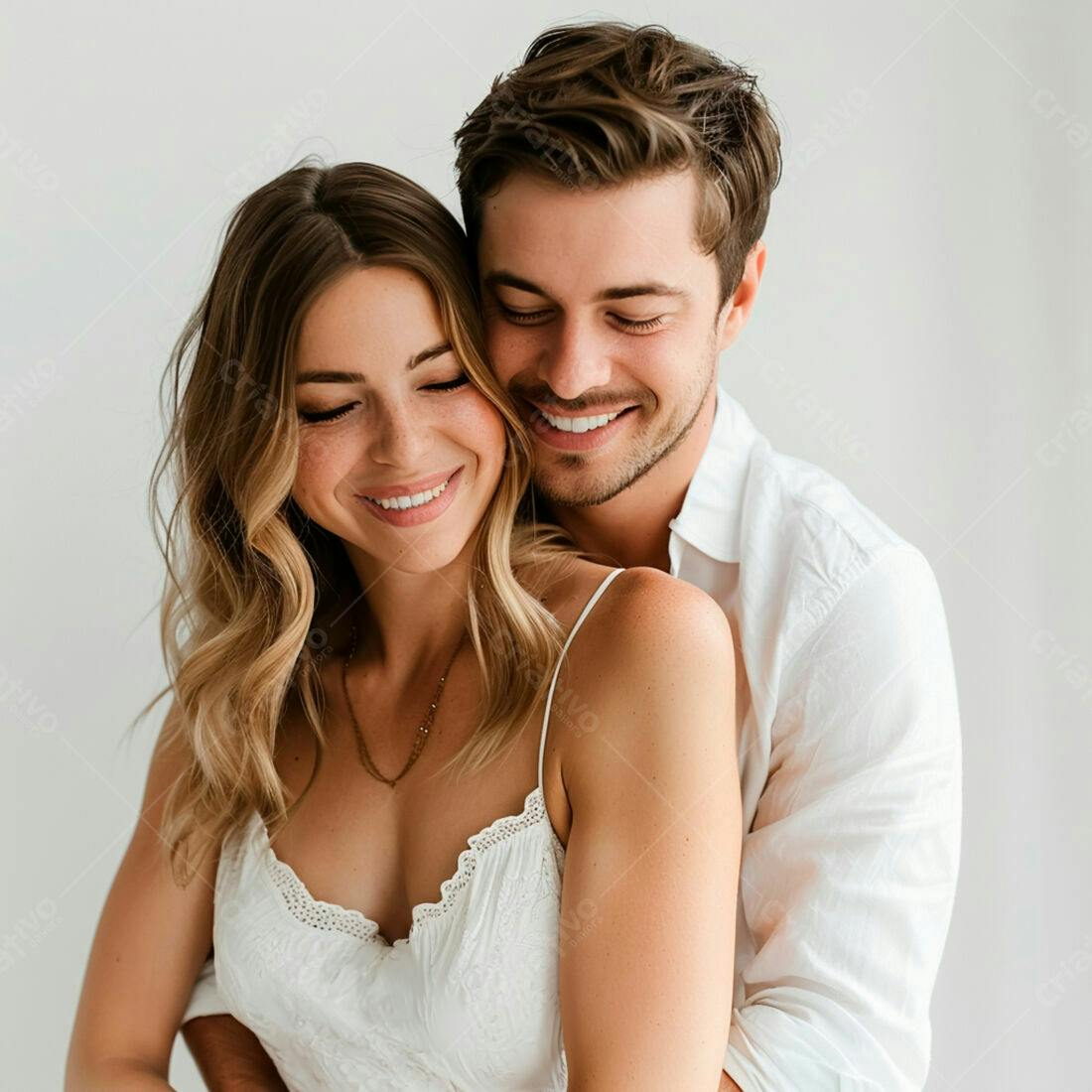 Casal apaixonado abraçado fundo branco