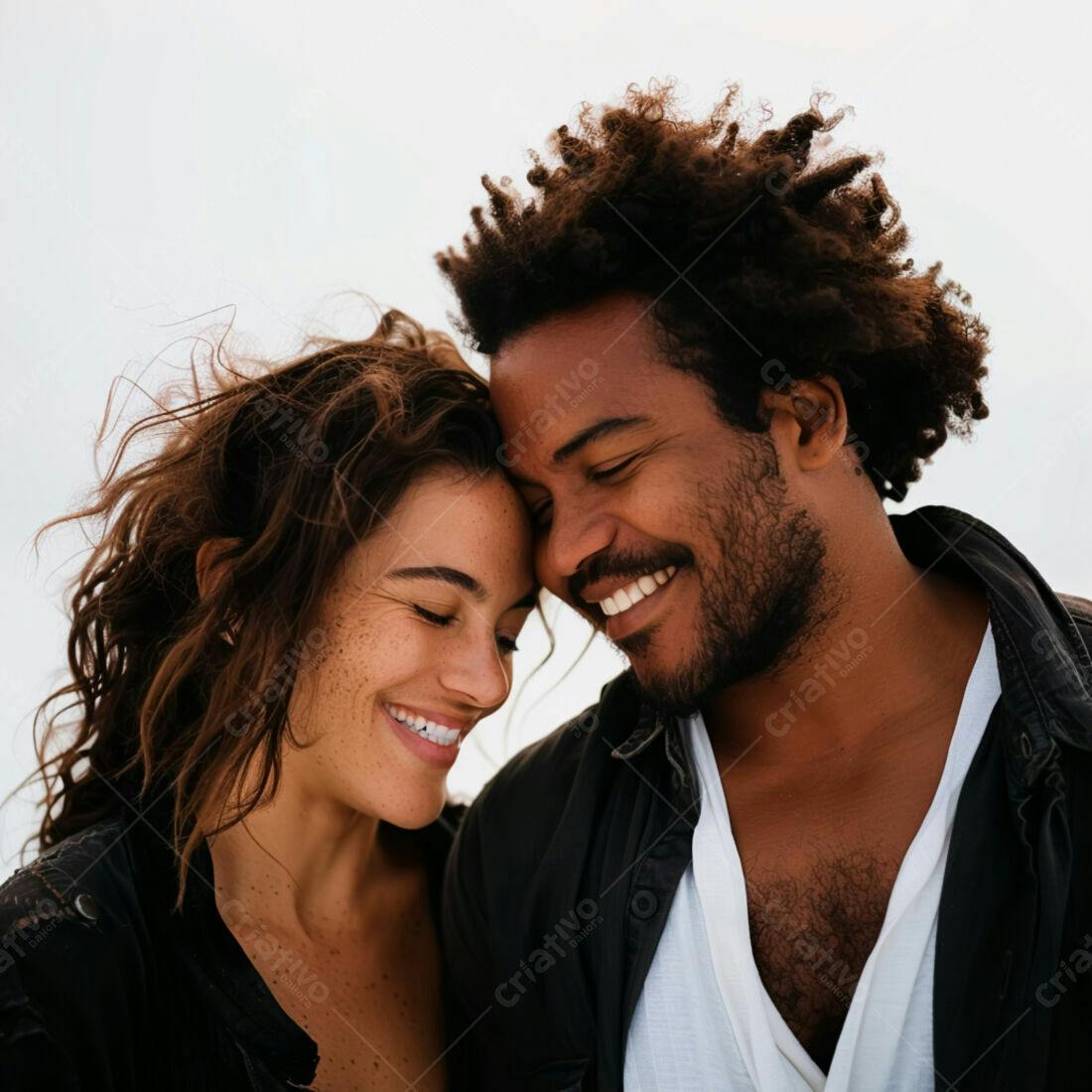 Casal apaixonado sorrindo com os rostos juntos