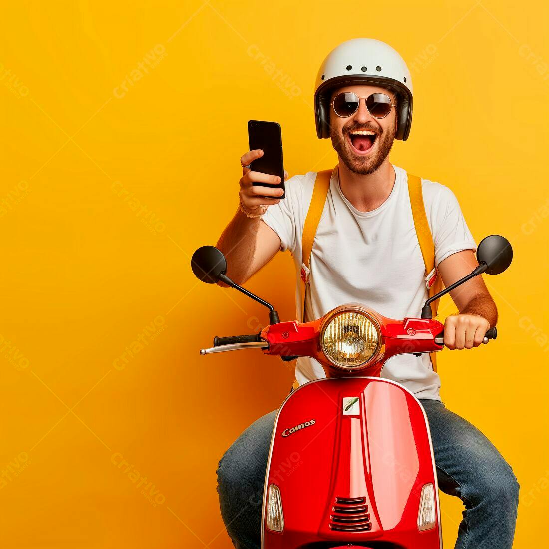 Homem feliz em scooter vermelha usando celular