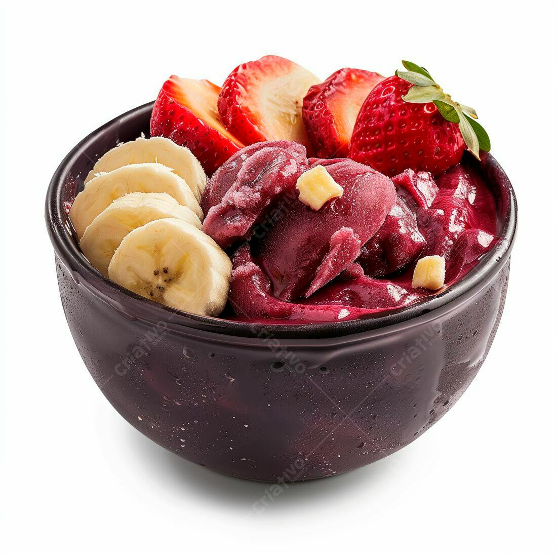Açaí com banana e morango em tigela escura